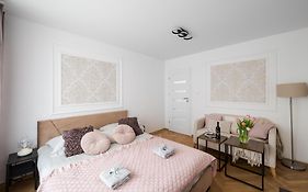 Best Central 2-Br Suite 200 M From Central Station With Parking On Site